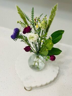 🆕💛 Scalloped Marble Heart Display Stand NWT